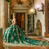 Błyszczące szmaragdowe zielone sukienki Quinceanera Złote aplikacje koronkowe koraliki spaghetti pasek balowy krystalice vestidos de 15 anos