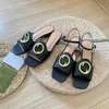 슬리퍼 외부에 금속 평평한 발 뒤꿈치 플립 플롭을 착용하는 디자이너 18% 할인 된 여름 광장 발가락 젖소 샌들 g 라운드 버클 여성 신발