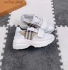 Första vandrare barn designer babyskor hög kvalitet för pojkar flickor mode rand broderi mönster bekväma barn äkta läder casual sneakers l240402