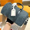 Denim Draagbare Vrouwen Outdoor Kussen Tas Reliëf Letter Badges Klassiek Reizen Winkelen Schoudertas Luxe Handtas Verstelbare Ketting Vintage Koffer Sacoche 24CM