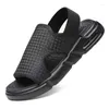 Sandaler 2024 Fashion Shoes For Men Summer Casual Bekväm utomhus Mänstrandluftkudde Mesh Flat Male Sandalia