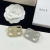 bijoux bb boucle d'oreille Instagram plein diamant lettre B broche femme personnalisé luxe broche petit coupe-vent parfumé décoration personnalisé polyvalent tendance