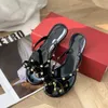 Tasarımcı Lüks Yeni Marka Yaz Tasarımcı Sandals Kadın Perçin Bow Düğüm Düz Terlik Sandal çivili kız lüks slaytlar Lady Flip Flops