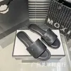 30％オフデザイナーシューズXiaoxiang bottom for Summer Outwear Round Toeフラットヒールレター1つの単語革の表面快適なクールスリッパ