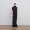 Bir doku ve tasarım duygusu ve küçük ve eşsiz bir eğik a-line etek elbisesi ile kadın bahar/yaz 2024 için satır kolsuz elbise