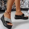 Zapatillas 2024 para mujeres nuevos diamantes diamantes pendiente liviana zapatillas para tacón para mujeres de la colección espesa correa cruzada sandalias de playa zapatillas J240402