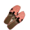 38% OFF Sapatos de grife versão regular de chinelos com padrão de pedra para roupas femininas em cores doces com chinelo de linha reta