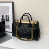 O designer de bolsa de couro vende bolsas femininas de marca com 50% de desconto para mulheres bolsa nova moda moderna e trevo crossbody com bolsa bordada