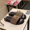 A casa sandali a flatheel sandalo designer da donna donna per pantofole scivolano a infrasoli bianchi rosa neri flip di lusso flat di lusso ricamo a fondo spesso scarpe in gomma stampate