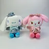 Toptan 2024 yeni anime karikatür 20cm peluş oyuncak sevimli kuromi kawaii melodi cinnamoroll bebek makinesi çift yastık araba monte yatak odası dekorasyon çocuk hediyeleri