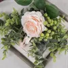 Dekorativa blommor sovrum blommor arrangemang eleganta konstgjorda rosor eukalyptus mittpunkt dekor för hemrum bondgård kaffekök