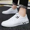 Nytt lyxmärke män vita pu läderskor kvinna casual mode sport sneaker tenis student utomhus fotvaror vulkanisera skor