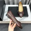 Damen-Designer-Klassiker-Kleiderschuhe, runde Zehen, Ballerinas, Mary-Jane-Schuhe, Slip-on-Loafer, Kalbsleder-Schuhe, Splice-Kontrast-Slingback-Turnschuhe mit Vingtage-Schleife für Geschenke