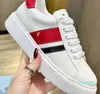 2024 Novità Scarpe Sneakers Moda Piccole scarpe bianche Coppia modelli Rilancio Elegante e generoso Pelle di vacchetta Misto Pelle di pecora Colorata