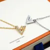 Colliers classiques collier de créateur bijoux de mode V lettre titane acier plein diamant pendentifs colliers femmes multi jupe cadeau de mariage