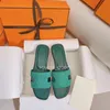 Zapatillas de diseñador Sandalia de cuero Mismo estilo para diapositivas de mujer Ropa de verano Ocio Diapositivas de vacaciones Zapatillas de playa Zapatos genuinos planos de primavera 35-42