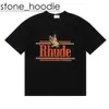 Rhude Hip Hop streetwear berömd designer Mens T Shirt Luxuxry Rhude Shirt Högkvalitativ kort ärm Fashion Grafisk tryckt kläder snabb torr rhude skjorta polo 8890