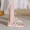 Заклепки половины женщин Summer New Fashion Fashion Drag Women Women Slippers мягкие дно платформы на среднем камере 34-43