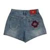 Shorts femininos designer South Oil LOE * 24 Primavera / Verão Nova Bolsa Traseira Vermelha Bordada Contraste Etiqueta de Couro Cintura Alta Denim para Mulheres DCHC