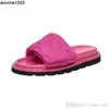 2024 Hot Sponge Cake Thick Sole Sole Slippers Slides For Weare Off the Shelf Beach Shoes Sandals