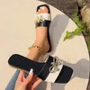 Tofflor mode lyxiga kvinnor fyrkantiga tå kedja platta glid sandaler strand flip flops metall dekoration casual skor