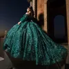 Emerald Green Ball Gown Quinceanera klänning från axeln Puff Sleeve 3D Flowers Applique Pärlor Corset Vestido de 15 Anos