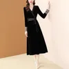 カジュアルドレス2024高品質のファッションブラックゴールデンベルベットドレス女性秋のスリムVネックエレガントパーティーレディースベスティドス