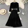 Casual Dresses Autumn Winter Vintage Black Velvet Dress Women Långärm V Neck Flower broderad bälte Lace Up Pocket Office En linje