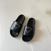 Designer äkta triangel tofflor broderade bländande kvinnor glider lyxiga nya mode sandaler sommarstrand plattskor flip flops broderi dubbla mulor tofflor