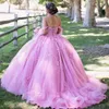 2024 Quinceanera klänningar Elegant rosa tyll utanför axeln korta ärmar spets applikation kristallpärlor söta 16 party klänning bow vestidos de 15 prom party klänningar