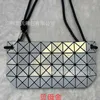 Designerbeutel für Frauen Freigabeverkauf Straddle Original Diagonal Tofu Single Bag 2024 Lebensdauer neuer Schulter geometrischer Lingge Handheld Draw String Mode