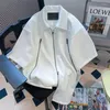 Polos mężczyzn 2024 Summer Trendy Fashion Design z zapinanym na zamek krążkowym kołnierzem dla swobodnego luźnego topu z krótkim rękawem