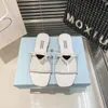 Designer äkta triangel tofflor broderade bländande kvinnor glider lyxiga nya mode sandaler sommarstrand plattskor flip flops broderi dubbla mulor tofflor