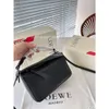 Style loev Bag Lightweight Layer Designer Väskor 20 cm Geometry Cowhide Crossbody Mini 2024 Axel Top Graffiti Soft Leather Handbags Puzzle KM7N