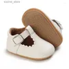 Första vandrare First Walkers Born Baby Shoes Stripe Pu Leather Boy Girl Toddler Rubber Sole Anti-Slip Infant Moccasins E39 L240402