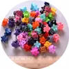 Vêtements de chien 1000pcs / pack pince à cheveux pour animaux de compagnie fleurs à la main avec multicolore toilettage chat chiot épingles à cheveux accessoires