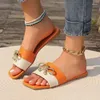 Tofflor mode lyxiga kvinnor fyrkantiga tå kedja platta glid sandaler strand flip flops metall dekoration casual skor