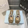 Designer äkta triangel tofflor broderade bländande kvinnor glider lyxiga nya mode sandaler sommarstrand plattskor flip flops broderi dubbla mulor tofflor