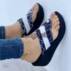 Sandálias de designer de luxo chinelos verão moda meninas fivela de metal sapatos de praia mulheres casuais sapatos de plataforma impressa cor sólida ao ar livre flip-flops