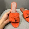 Zomer Charms slippers Verfraaid suède pantoffels Luxe sandalen schoenen Echt leer open teen casual flats muiltjes dames Luxe ontwerpers fabrieksschoeisel met doos