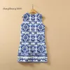 2022 2024 Summer Sleeveless Round Neck Blue Paisley And White Porcelain Print Short Mini Dress Elegant Casual Dresses 22Q151638 es