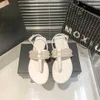 24 % RABATT auf Designerschuhe Xiaoxiang Pearl Pinch Sandalen für Damen Sommer-Heringbone-Schuhe mit flachem Absatz und Schnalle und runder Zehenpartie