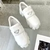 Kvinnliga designer läderskor 2024 Ny vår brittisk stil vita skor kvinnor loafers sneakers runda tå casual kvinnliga plattformskor storlek 35-41 med tpu stor sula