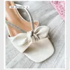 Chinelos para o verão 2024 de salto baixo feminino moda marca design casual sandálias brancas grandes metros de sapatos