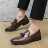 Sapatos casuais masculinos deslizamento na moda brilhante luxo brogue mocassins anti-deslizamento apartamentos formais mocassins condução zapatillas