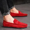 Sapatos casuais primavera camurça vermelha mocassins deslizamento em andando plana homens de couro macio condução mocassim 2024 moda homem