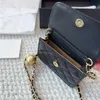 24C Nuevos modelos Bolso grande con bola dorada para mujer Mini bolso de maquillaje de diseñador Bolso cruzado de lujo Bolso de mano con cadena de metal Bolso rojo con boca Diamante de moda