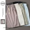 Shorts diários casuais de praia, algodão e linho impresso versão coreana de calças masculinas listradas verticais, shorts grandes