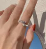 Klaster pierścionki kreatywne miłość uścisk otwarty dla mężczyzn Kobiety dwoje rąk obisz palec rozmieszczone modne modne biżuterię Prezentacje przyjęcie ślubne