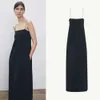 Une robe camisole de niche pour femme avec de fines bretelles noires, simple et polyvalente, amincissante avec une jupe longue fendue pour le printemps et l'été.